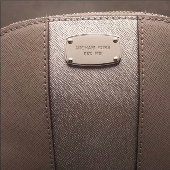 Michael Kors Met Center Stripe Travel Pouch - Picture 4 of 4